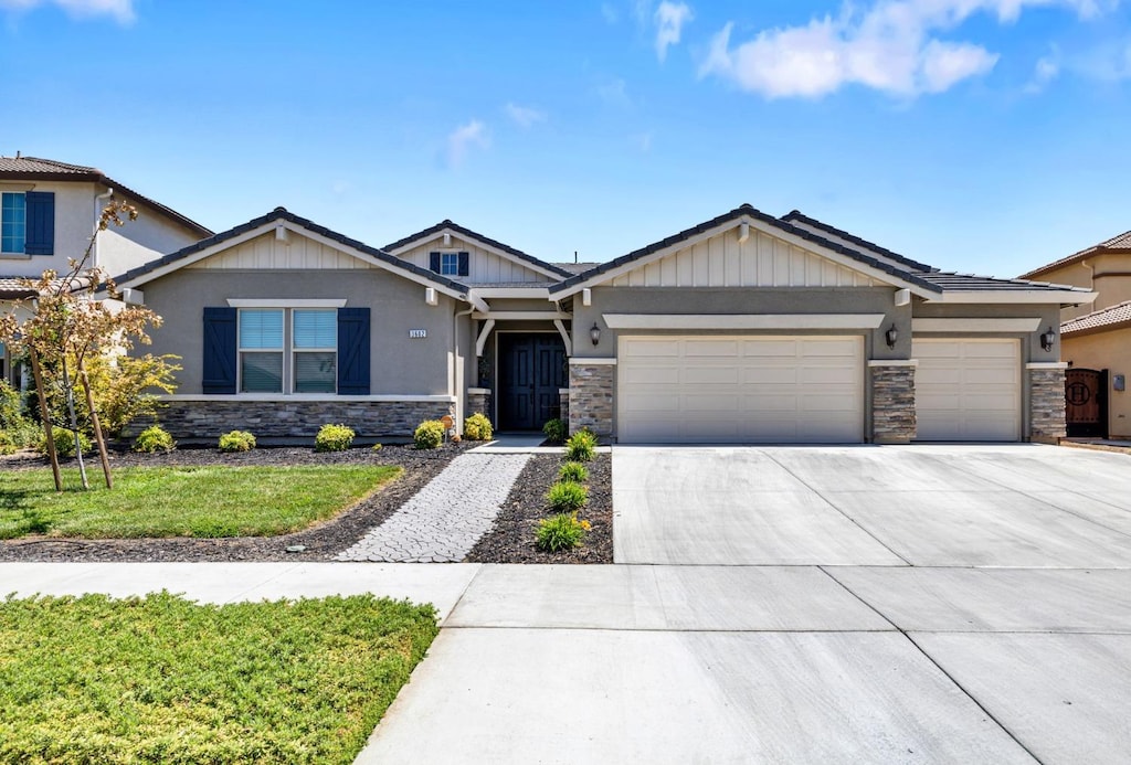 craftsman house with a garage