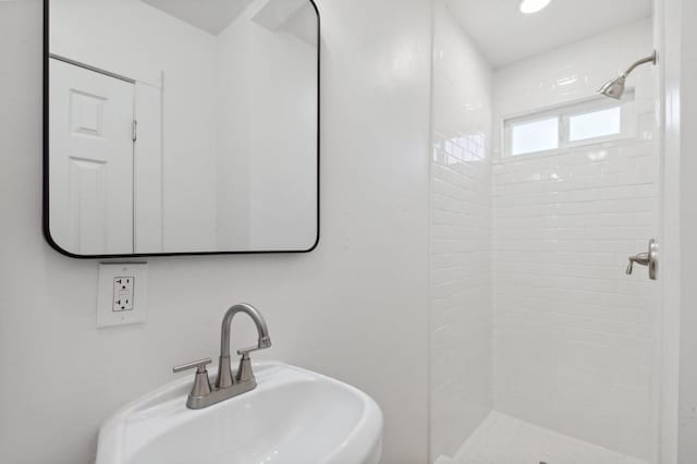 bathroom featuring sink and tiled shower