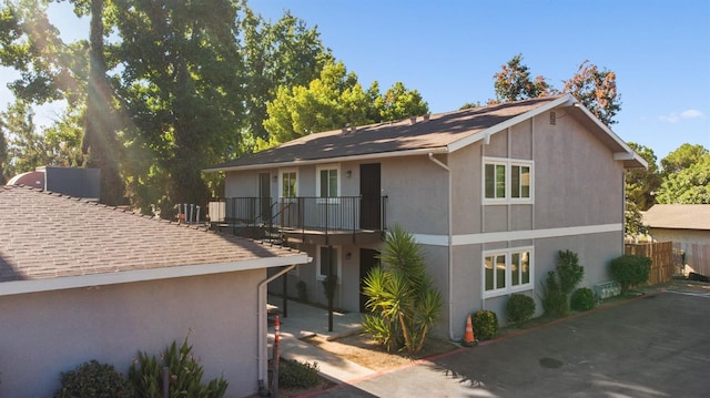 view of front of property featuring a balcony