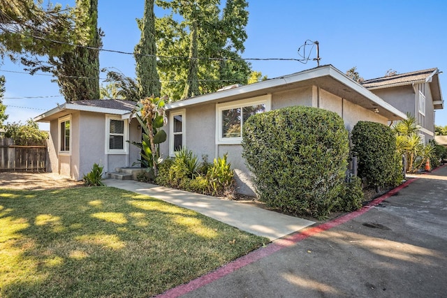 view of front facade featuring a front yard