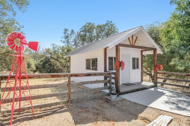 view of outdoor structure featuring an outbuilding and fence