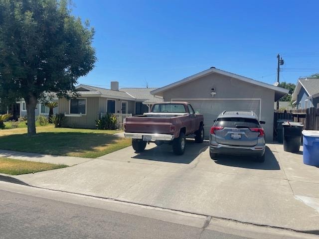 single story home with a front yard