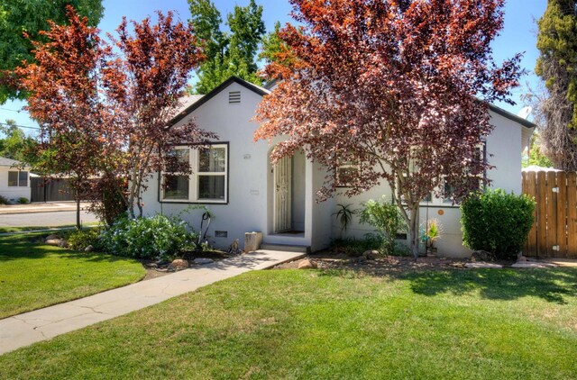 view of front of home featuring a front yard