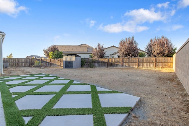 view of yard with a storage unit