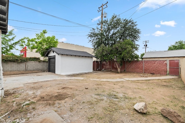 view of yard featuring an outbuilding and a garage