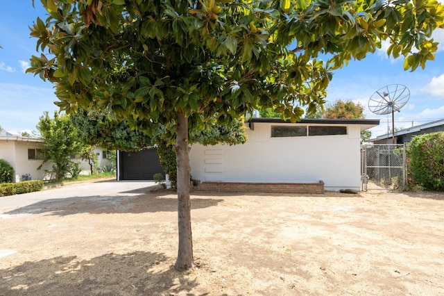 2546 E Pontiac Way, Fresno, CA 93726 - view of yard featuring concrete driveway