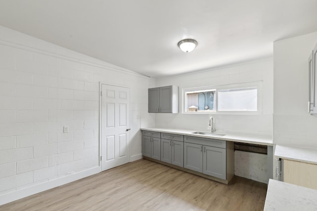 2546 E Pontiac Way, Fresno, CA 93726 - kitchen featuring a sink, gray cabinetry, light wood-style floors, light countertops, and lofted ceiling