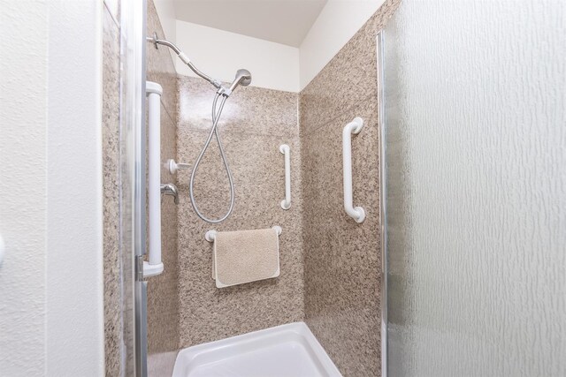 bathroom featuring tiled shower