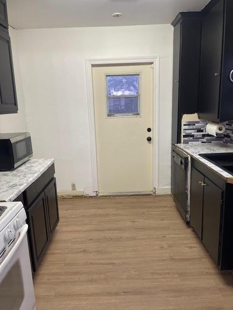 kitchen featuring sink, stainless steel appliances, and light hardwood / wood-style flooring