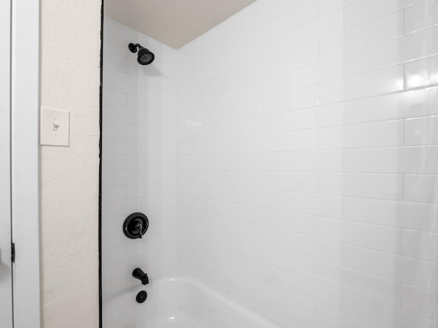 bathroom with tiled shower / bath combo