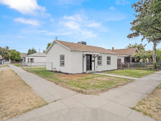 view of front of home featuring a front yard