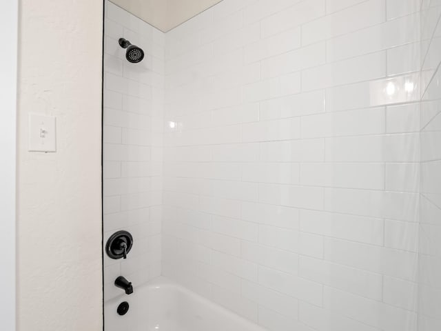 bathroom featuring tiled shower / bath combo