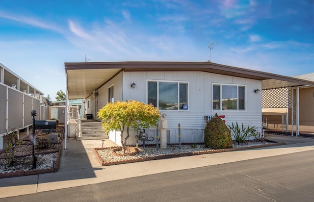 manufactured / mobile home with fence