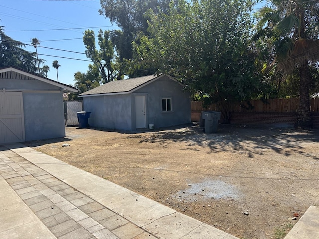 view of yard with a storage unit