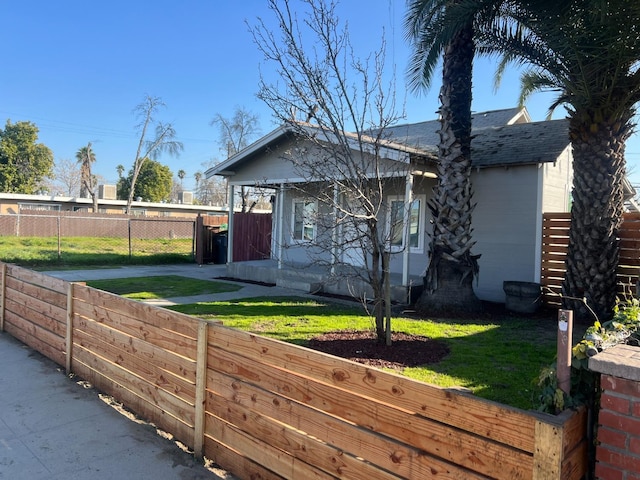 view of front of property featuring a front lawn