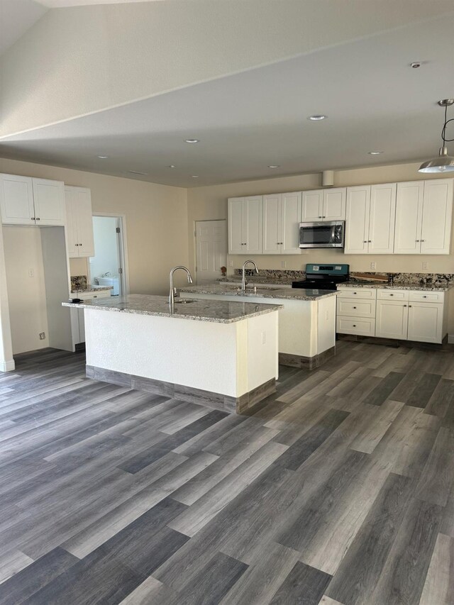 kitchen with a kitchen island with sink, stove, dark wood-type flooring, and white cabinets