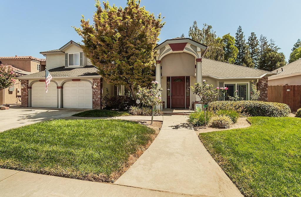 view of front of property featuring a front yard and a garage