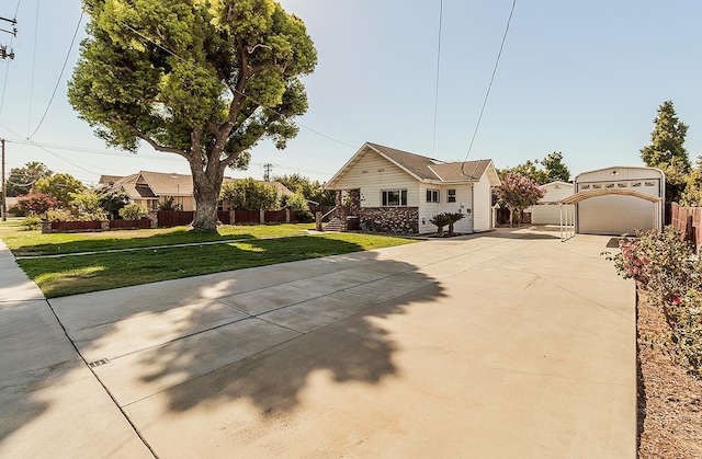 view of front facade featuring a front yard