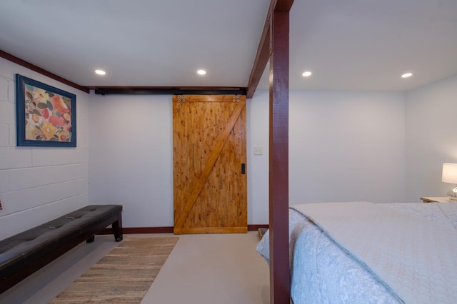 bedroom featuring a barn door