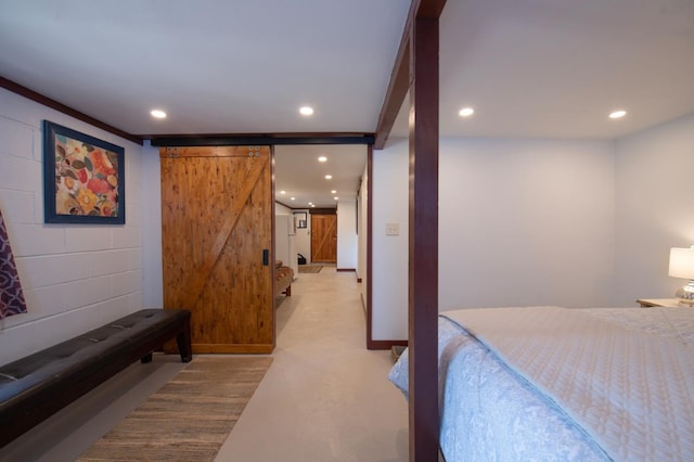 bedroom featuring a barn door