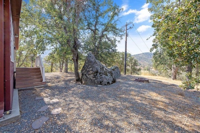 view of yard featuring a mountain view