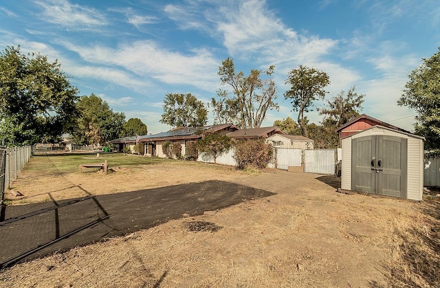 view of yard with a storage unit