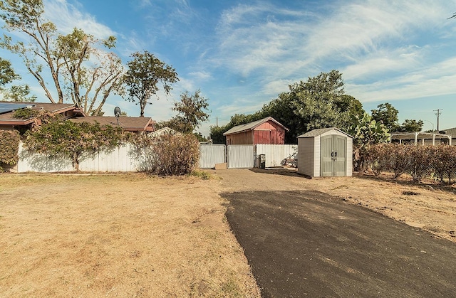 view of yard with a storage unit