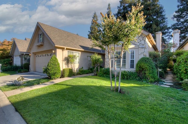 view of front of property featuring a front yard and a garage