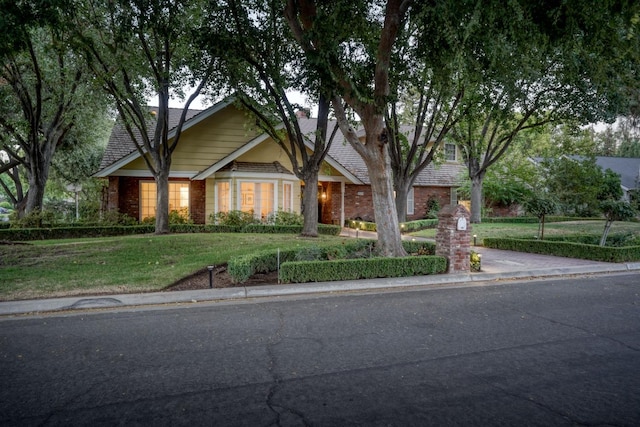 view of front of home featuring a front yard