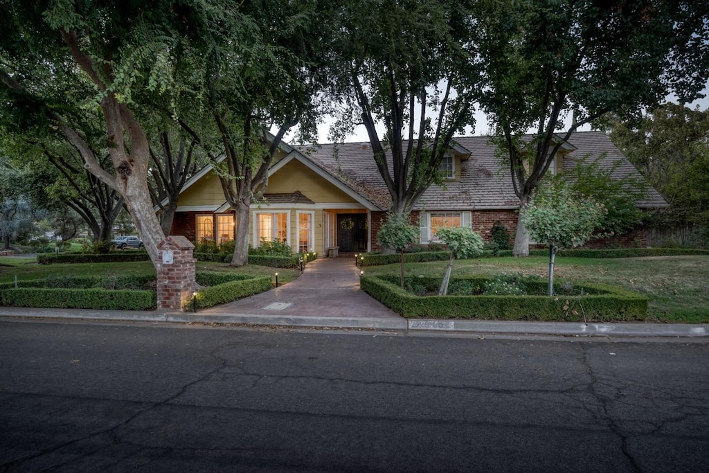 view of front facade with a front yard