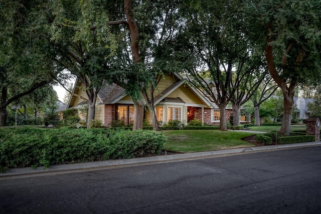 view of front of home featuring a front yard