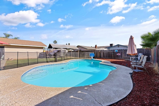 view of swimming pool