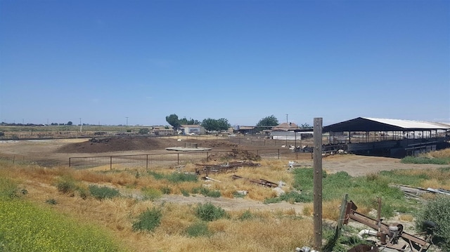 view of yard featuring a rural view