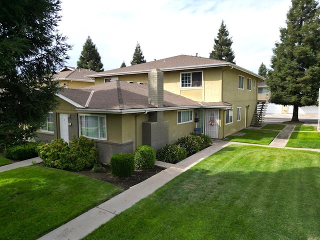 view of front of home featuring a front lawn