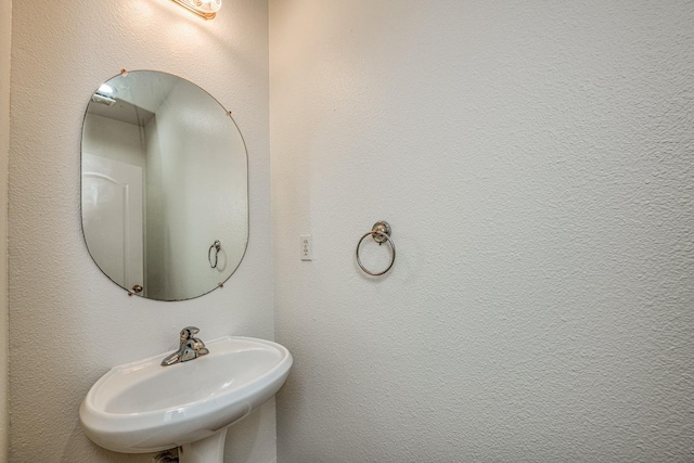 bathroom featuring sink