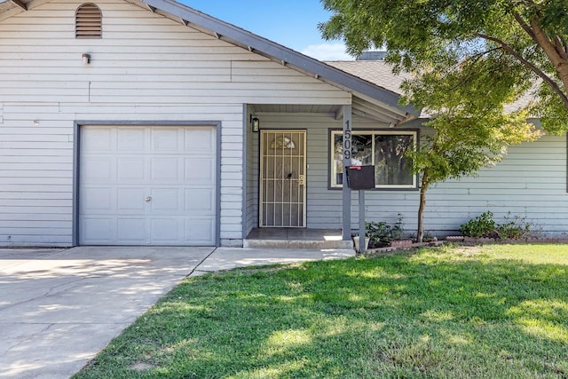 view of front of home featuring a front lawn and a garage