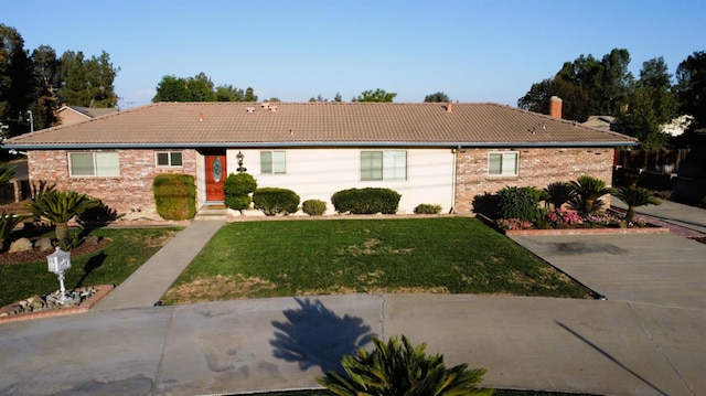 single story home featuring a front yard