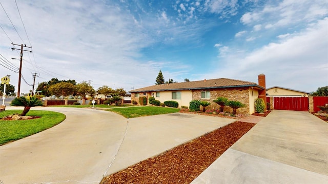 view of front of home featuring a front yard