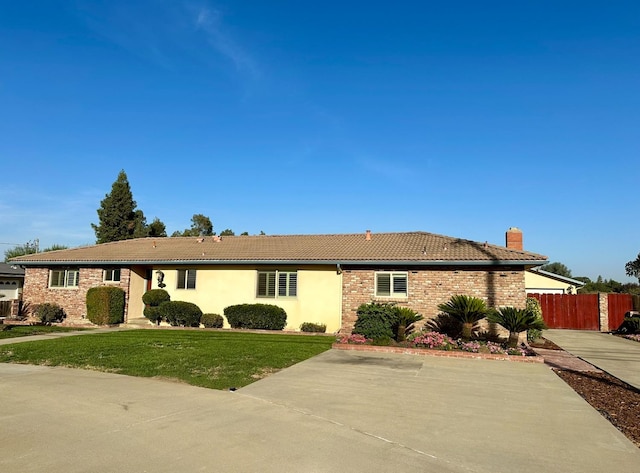 ranch-style house featuring a front lawn