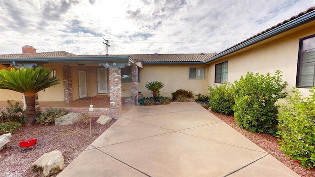 view of front of property featuring a patio