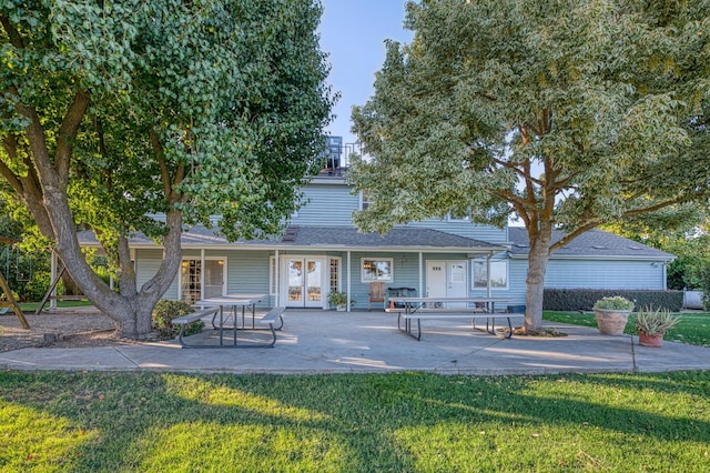 view of front of home with a patio and a front lawn