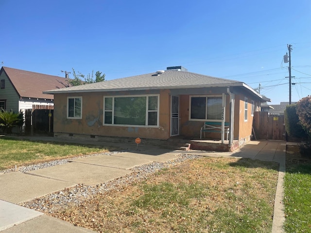 view of front of home featuring a front yard