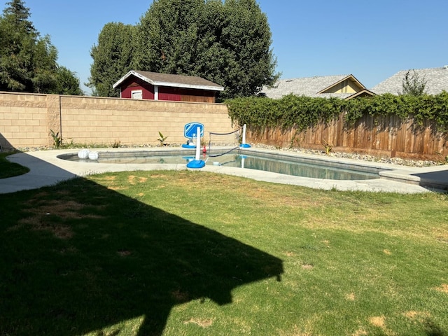 view of yard with a fenced in pool