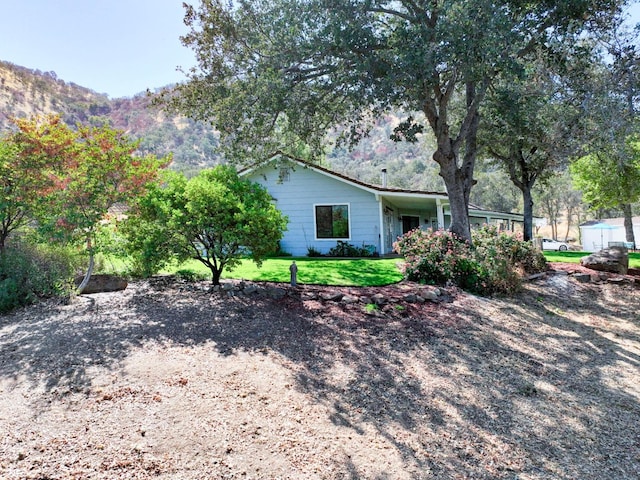 view of yard featuring a mountain view