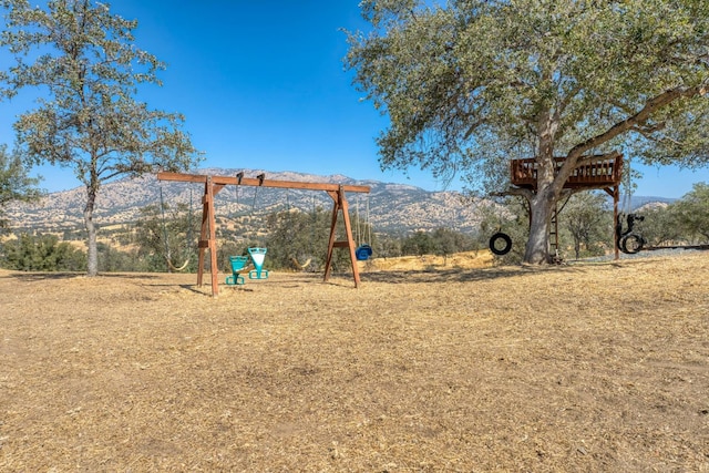 view of yard with a mountain view