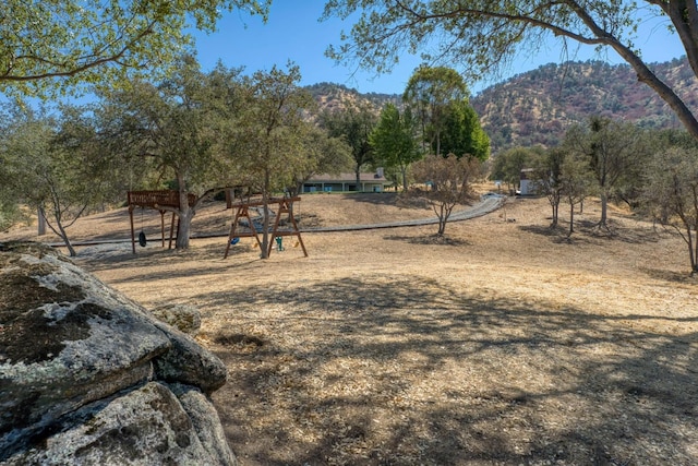 view of yard with a mountain view