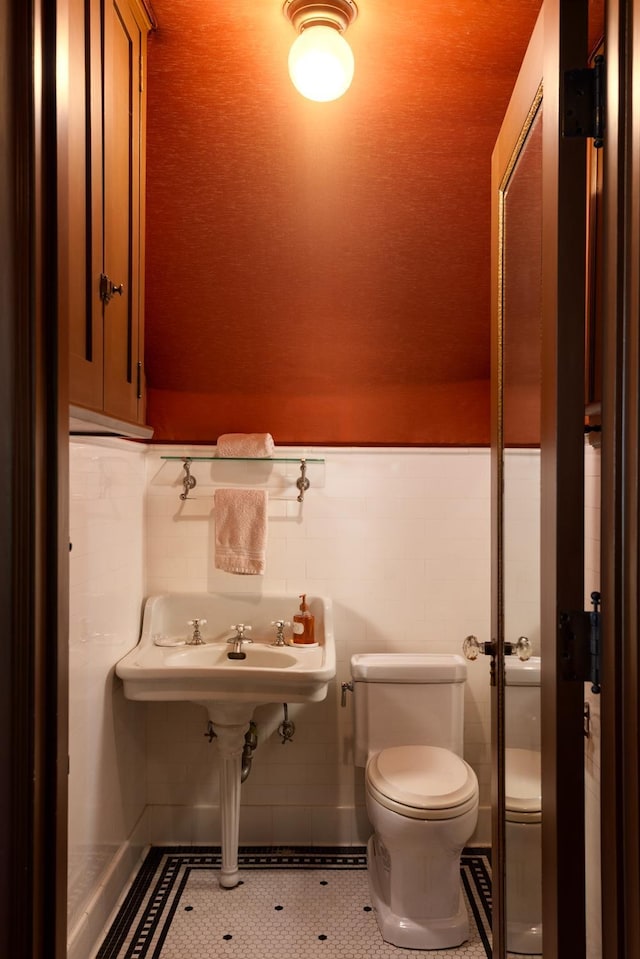 9486 E Lincoln Ave, Del Rey, CA 93616 - bathroom featuring toilet