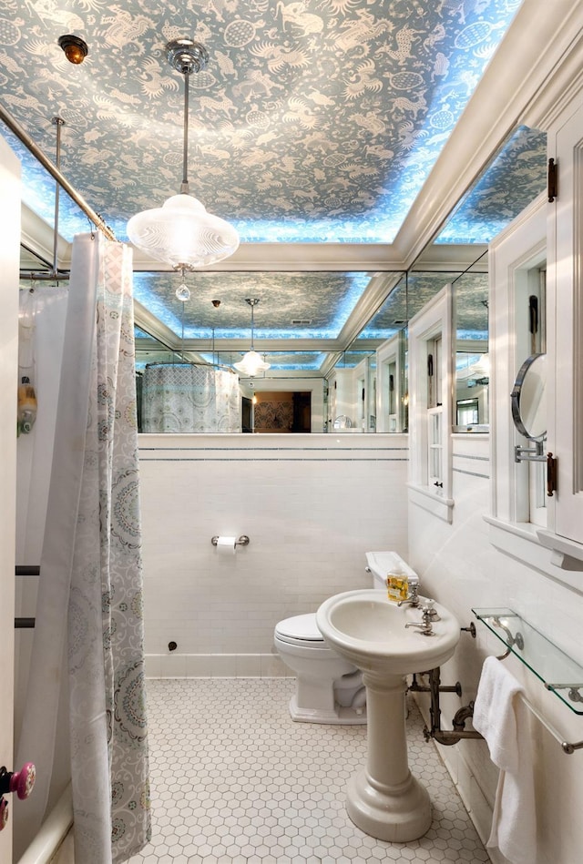 9486 E Lincoln Ave, Del Rey, CA 93616 - bathroom with tile patterned floors, a shower with curtain, a sink, and toilet