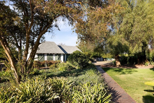 9486 E Lincoln Ave, Del Rey, CA 93616 - exterior space featuring a lawn
