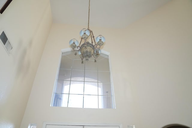 room details featuring an inviting chandelier